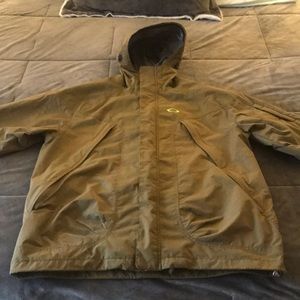 Men’s medium Oakley ski/ snowboard jacket